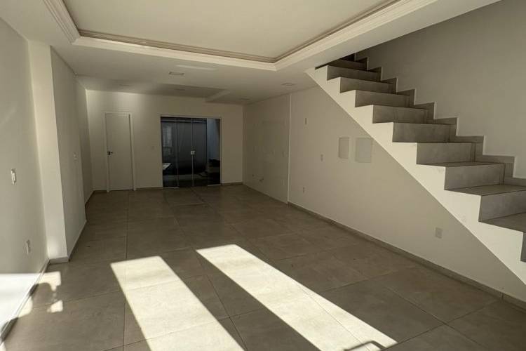 SOBRADO COM 3 QUARTOS RUA 426