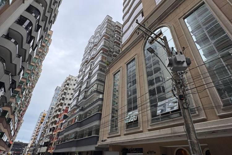 APTO 3 SU�TES 3 VAGAS MOBILIADO PROX  AO RUSSI